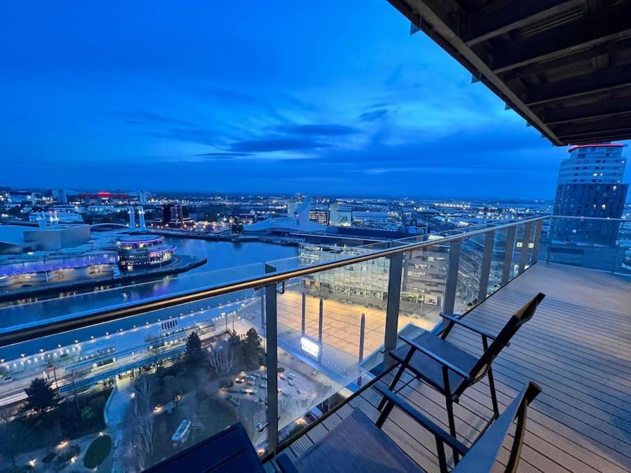 Spacious 2 Bedroom Flat Stunning Waterside View Manchester Ngoại thất bức ảnh