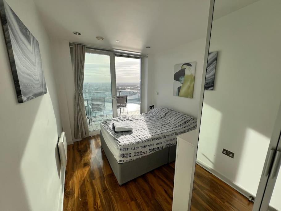 Spacious 2 Bedroom Flat Stunning Waterside View Manchester Ngoại thất bức ảnh