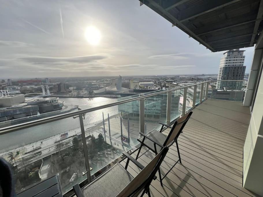 Spacious 2 Bedroom Flat Stunning Waterside View Manchester Ngoại thất bức ảnh