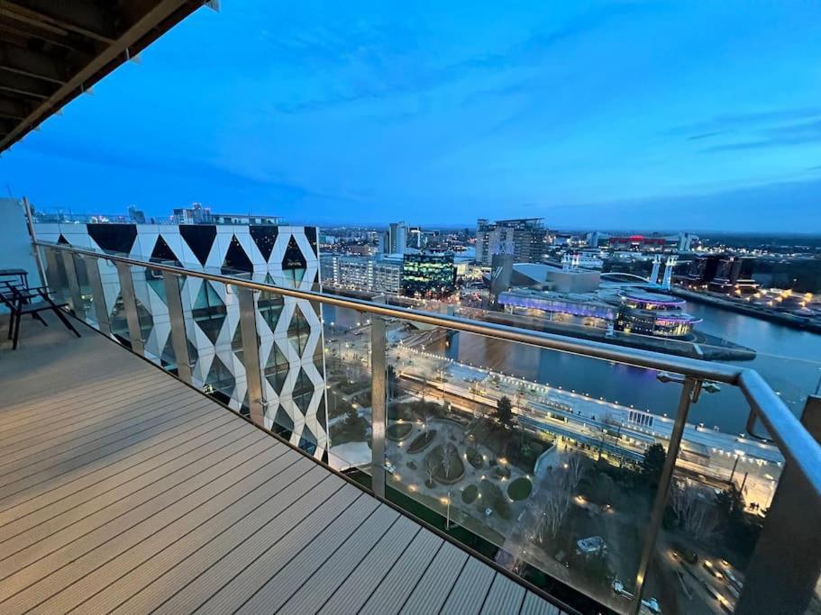 Spacious 2 Bedroom Flat Stunning Waterside View Manchester Ngoại thất bức ảnh