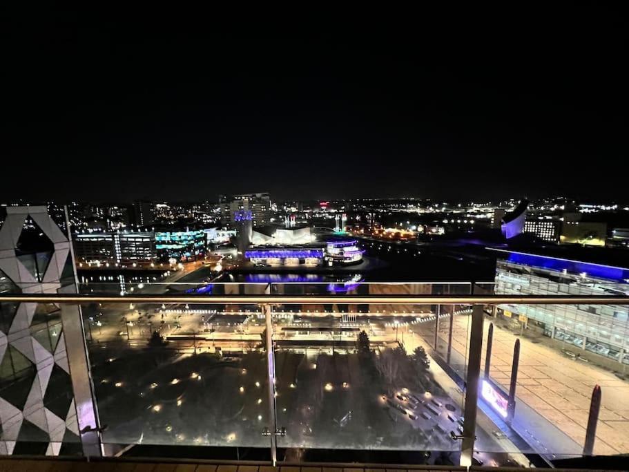 Spacious 2 Bedroom Flat Stunning Waterside View Manchester Ngoại thất bức ảnh
