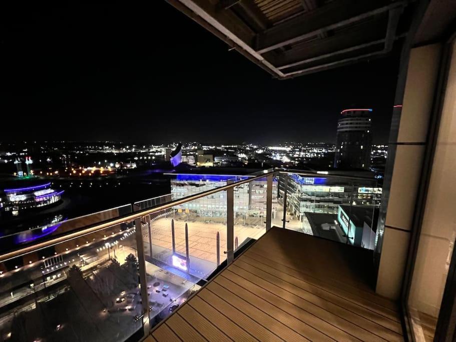 Spacious 2 Bedroom Flat Stunning Waterside View Manchester Ngoại thất bức ảnh