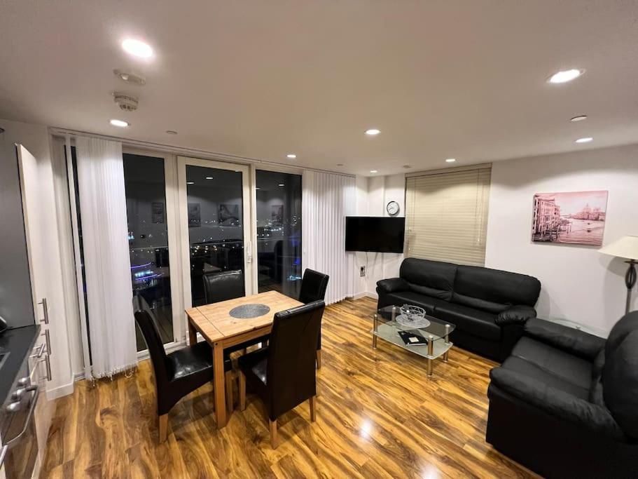 Spacious 2 Bedroom Flat Stunning Waterside View Manchester Ngoại thất bức ảnh